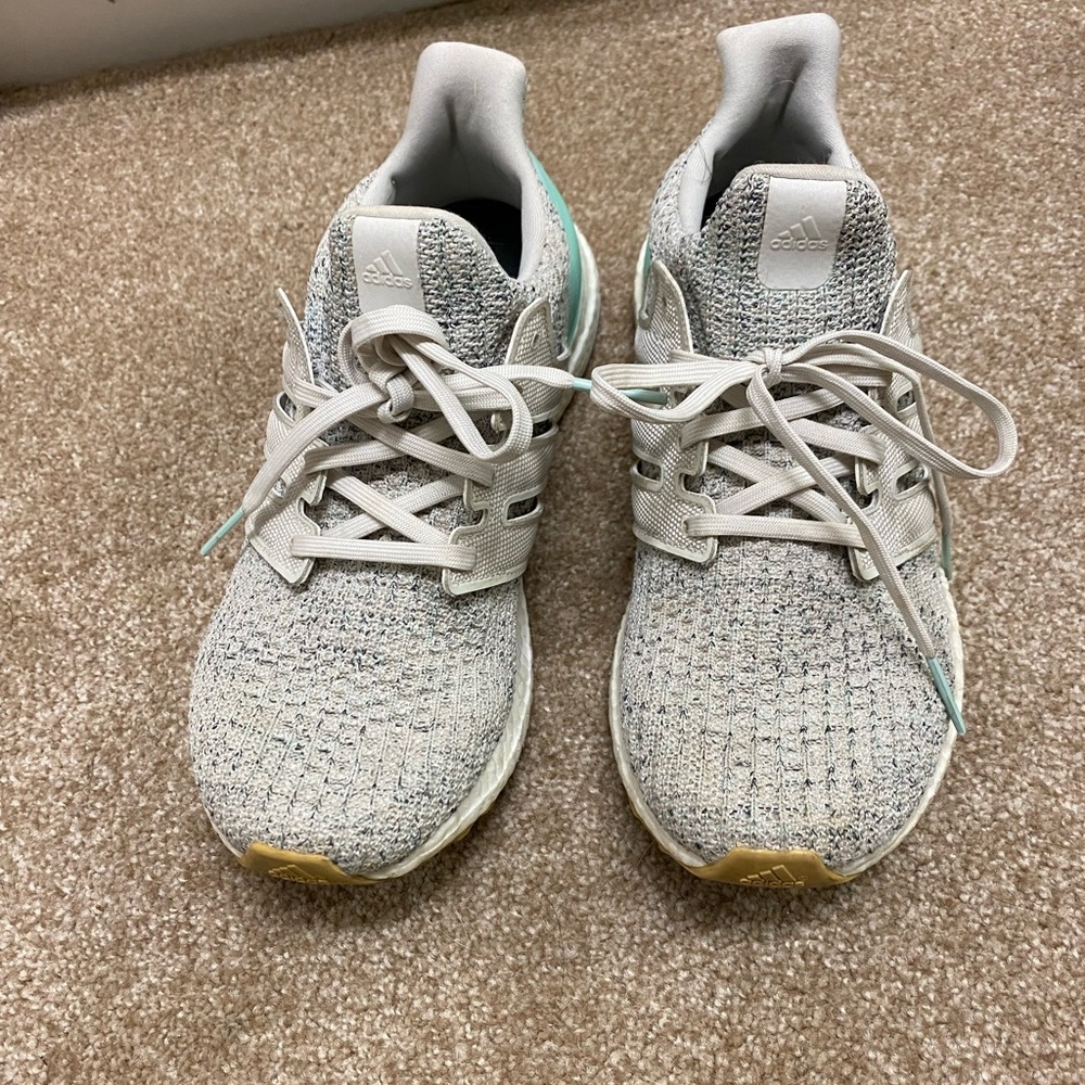 Light gray womens Adidas tennis shoe. Very good used condition
